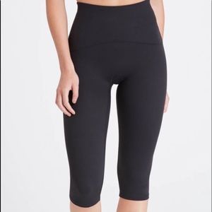 Spanx Booty Boost Active Knee Leggings XS Sty. 550